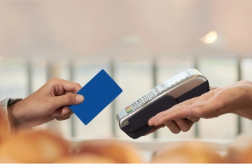 Comprador passando o cartão em uma maquina